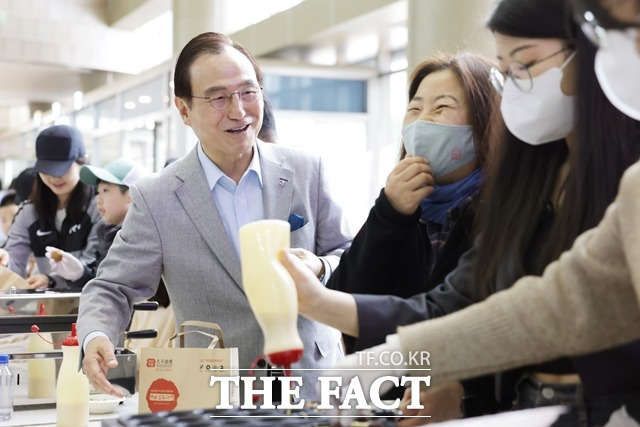 ‘2023 베리베리 빵빵데이’ 행사가 성료됐다. 박상돈 천안시장이 시청에서 열린 호두과자 만들기 체험행사에 참여한 참여자들과 이야기를 나누는 모습. / 천안시