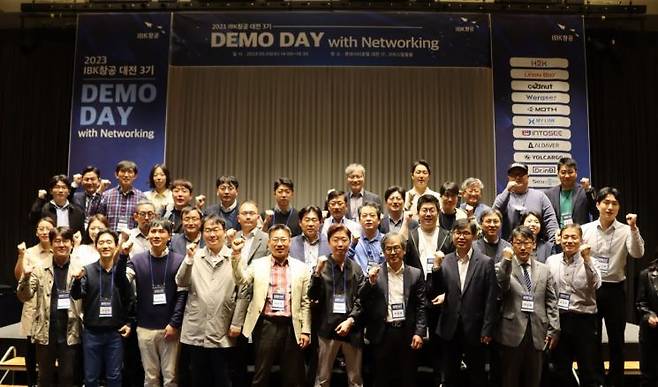 [△지난 3일 롯데시티호텔 대전에서 열린 ‘IBK창공 대전3기 Demoday and Networking 행사’에 참석한 IBK창공 대전 3기 육성기업과 투자기관 관계자들이 기념촬영을 하고 있다. (사진제공=IBK창공)]