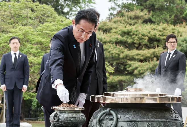 기시다 후미오 일본 총리가 7일 방한 첫 일정으로 서울 동작구 국립서울현충원 현충탑을 찾아 분향하고 있다. /뉴시스