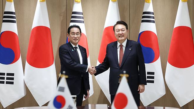 윤석열 대통령과 1박 2일 일정으로 한국을 찾은 기시다 후미오 일본 총리가 7일 오후 서울 용산 대통령실 청사에서 열린 한일 정상 확대 회담에서 악수하고 있다. /연합뉴스