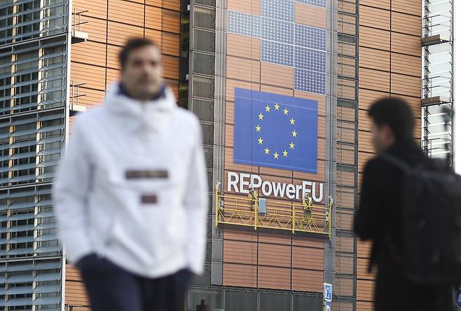 벨기에 브뤼셀 EU 위원회 본부 건물 앞에 붙은 '리파워EU(REPowerEU)' 캠페인 로고. / EPA=연합뉴스
