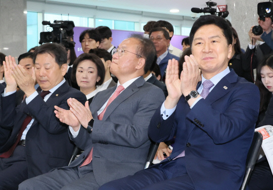 국민의힘 김기현(오른쪽) 대표가 8일 오전 국회에서 열린 '윤석열 정부 출범 1주년 사진전 - 다시 경제다!'에서 박수치고 있다. 앞줄 왼쪽부터 이철규 사무총장, 윤재옥 원내대표, 김 대표.<연합뉴스>