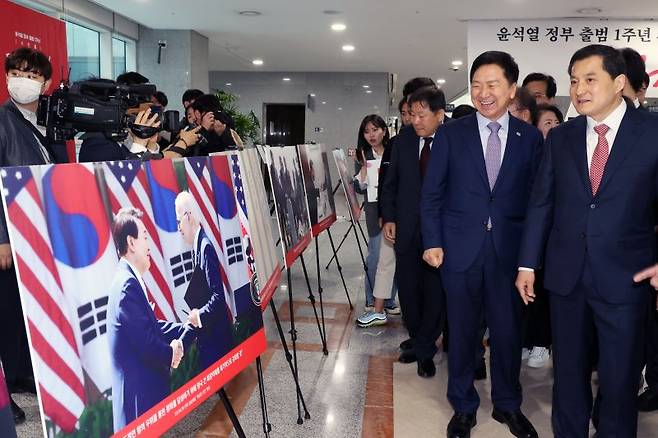 윤석열 정부 출범 1주년 사진전 관람하는 김기현 대표 (서울=연합뉴스) 이정훈 기자 = 국민의힘 김기현 대표 등 지도부가 8일 오전 국회 의원회관에서 열린 '윤석열 정부 출범 1주년 사진전'에서 전시된 사진을 둘러보고 있다. 2023.5.8 [공동취재] uwg806@yna.co.kr (끝)