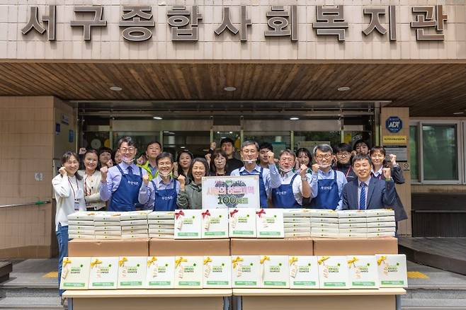 지난 4일 부산 서구종합사회복지관에서 부산세관 임직원들이 어버이날 선물을 전달하며 기념촬영을 하고 있다. 부산본부세관 제공