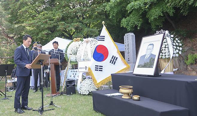 박민식 국가보훈처장이 8일 오후 국립서울현충원 독립유공자 묘역에서 열린 고하 송진우 선생 탄신 133주년 및 서거 78주기 추모식에 참석하여 추모사를 하고 있다.(사진=보훈처)