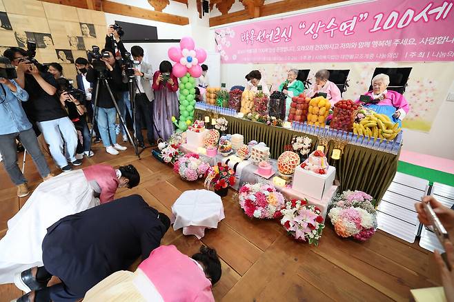 가족들이 일본군 위안부 피해자 이용수(왼쪽부터), 박옥선, 강일출, 이옥선 할머니에게 절을 하고 있다. 김혜윤 기자