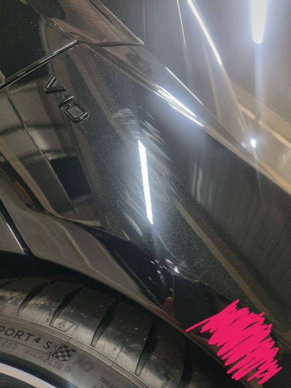 주차장에 세워놓았다가 아이들로 인해 스크래치가 난 외제 차. 온라인 커뮤니티 캡처