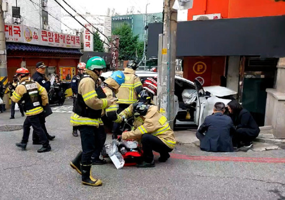 지난 7일 오후 6시11분께 서울 마포구 노고산동 신촌로터리 인근 이면도로에서 스포티지(SUV) 차량을 운전한 50대 여성 장 모씨가 신촌 모텔 건물로 돌진하는 사고가 발생했다. [사진=마포소방서]