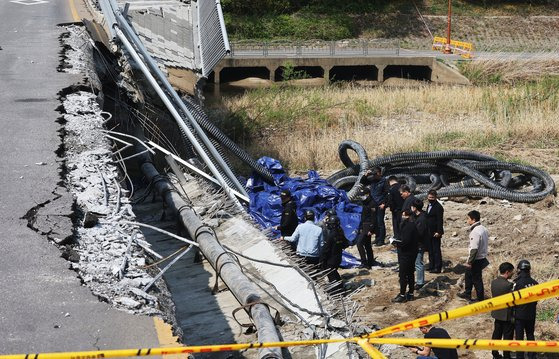 보행로가 무너지며 두 명의 사상자가 발생한 경기도 성남시 정자교에서 지난달 7일 오전 경찰과 국과수 등 관계자들이 사고 원인을 찾기 위한 합동 감식을 하고 있다. 연합뉴스