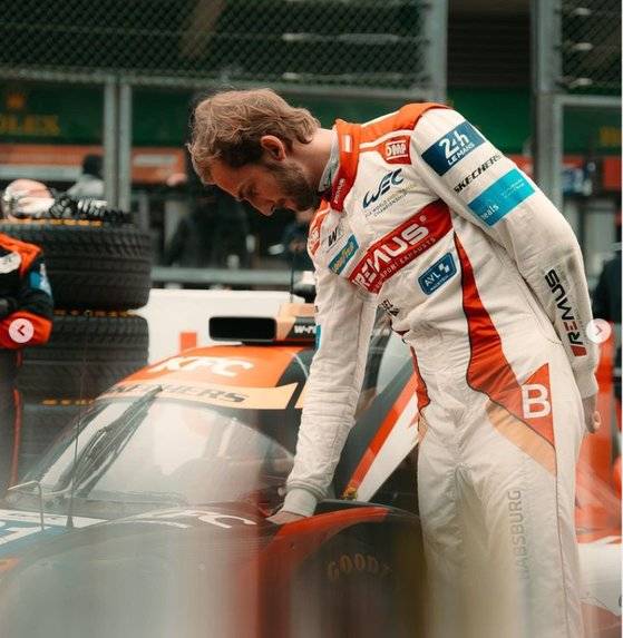 대회 출전 직전에 차를 점검하는 페르디난트 합스부르크-로트링겐. [Ferdinand Habsburg-Lothringen Instagram 캡처]