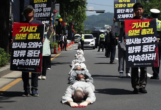 대한불교조계종 사회노동위원회 스님들이 8일 서울 조계사에서 일본대사관 앞까지 윤석열 대통령과 기시다 일본 총리의 일본 정부 방사능 오염수 방류 중단 약속을 촉구하며 오체투지 행진을 하고 있다. 뉴시스