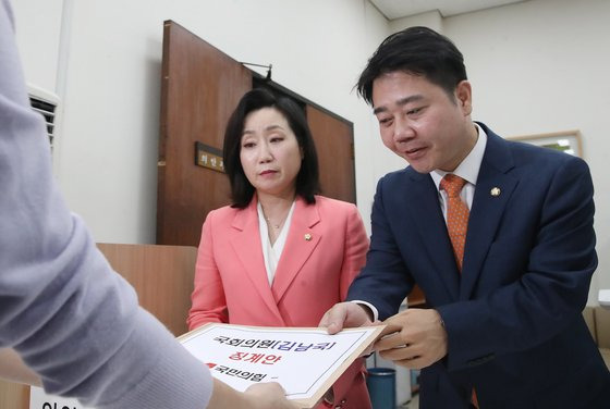 국민의힘 전주혜 원내대변인(왼쪽)과 지성호 원내부대표가 8일 오후 서울 여의도 국회 의안과에 '60억 코인' 논란 김남국 더불어민주당 의원 징계안을 제출하고 있다. 뉴스1