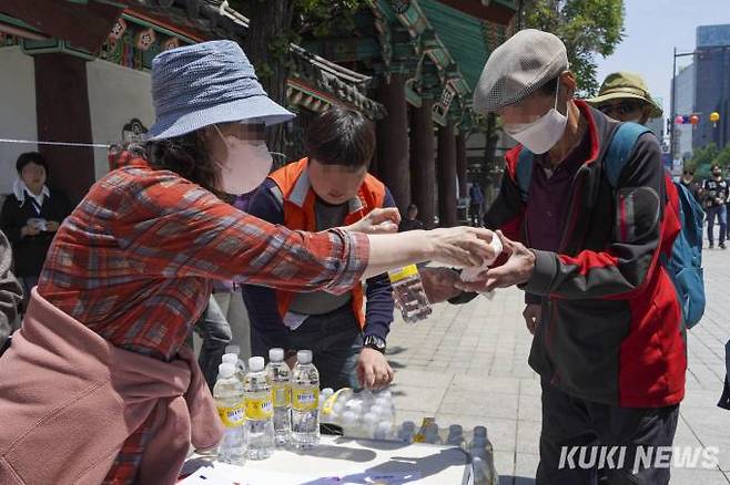 노후희망유니온이 8일 서울 종로구 탑골공원 일대에서 어버이날을 맞아 어르신들께 떡과 물을 나눠주는 행사를 열었다.