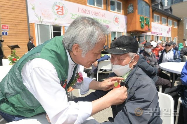 다일공동체 대표 최일도 목사가 어버이날인 8일 서울 동대문구 다일공동체 밥퍼나눔운동본부 마당에서 열린 '밥퍼와 함께하는 어버이날 효도잔치' 행사에서 어르신들의 가슴에 카네이션을 달아주고 있다.