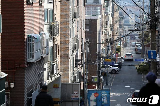 (서울=뉴스1) 이승배 기자 = 월세 100만원이 넘는 서울 소형빌라가 급증하고 있다. 금리 인상 영향으로 전세자금대출 이자 부담이 커지고 전세 사기에 대한 우려로 월세 선호현상이 생기면서 나타난 현상이다.   15일 부동산 정보제공 업체 경제만랩이 국토교통부의 실거래가 공개시스템을 분석한 결과 지난해 서울 소형빌라(전용면적 60㎡이하) 월세 거래량 4만3917건 중 월세 100만원이 넘는 거래는 3018건(14.6%)으로 나타났다. 국토부가 관련 통계를 집계하기 시작한 2011년 이후 최다 수치다.  사진은 15일 오후 서울 시내의 빌라 밀집지역. 2023.2.15/뉴스1  Copyright (C) 뉴스1. All rights reserved. 무단 전재 및 재배포 금지.