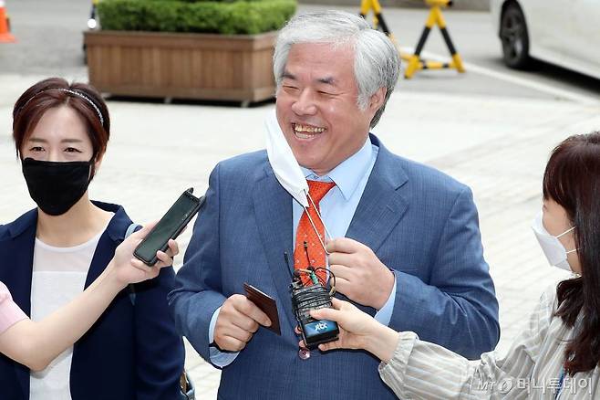 공직선거법 위반 등으로 재판에 넘겨진 전광훈 사랑제일교회 담임목사가 29일 서초구 서울중앙지방법원에서 열린 1차 공판에 출석하며 취재진 질문에 답하고 있다. /사진=이기범 기자 leekb@