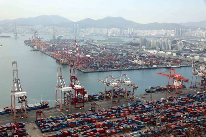 [부산=뉴시스] 하경민 기자 = 부산 남구 신선대(아래) 및 감만(위) 부두 야적장에 컨테이너가 가득 쌓여 있다. 2023.03.21.