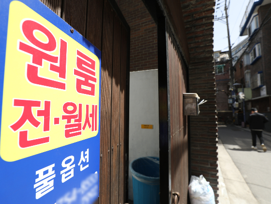 8일 서울시는 올해 '청년 부동산 중개보수 및 이사비 지원사업' 신청을 개시한다고 밝혔다. 청년 당사자와 전문가 의견수렴 등 거쳐 보다 실질적 지원을 위해 기준을 완화한 것이 특징이다. 지난해 보증금 5000만원에 월세 40만원었던 주택 기준은 올해 거래금액 2억원 이하로 바뀌었고, 소득기준의 경우 지난해 기준 중위소득 120% 이내에서 150%(월소득 312만원) 이하로 조정됐다. 지난해 11월17일 이후 서울로 전입 또는 서울 내에서 이사한 만 19~39세 청년가구가 그 대상이다./사진=뉴스1