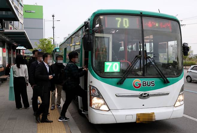 지난달 24일 오전 경기도 김포시 풍무동 김포도시철도(김포골드라인) 풍무역 정거장에서 시민들이 70번 시내버스에 승차하고 있다. 김포골드라인 혼잡 완화를 위해 도입한 이 버스는 8일부터 41회로 늘려 운행을 시작했다. 하지만 버스의 정시성을 염려하는 승객들로 인해 김포골드라인 출근시간대 승하차 인원은 크게 달라지지 않았다. [연합뉴스]