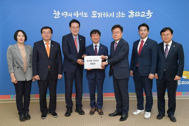 울산 울주군 출신 서범수(사진 왼쪽 다섯 번째) 국회의원과 이순걸(왼쪽 세 번째) 울주군수, 홍성우 울산시의회 교육위원장 등이 8일 천창수(가운데) 울산교육감에게 범서지역 과밀학급 해소 등을 담은 건의사항을 전달하고 있다. [사진=울주군]