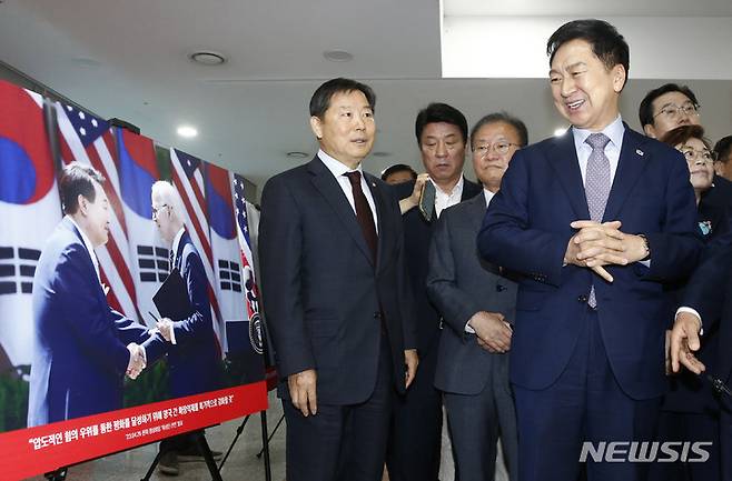 [서울=뉴시스] 추상철 기자 = 김기현 국민의힘 당 대표가 8일 오전 서울 여의도 국회에서 열린 '윤석열 정부 출범 1주년 사진전'에 참석해 사진을 둘러보고 있다. (공동취재사진) 2023.05.08. photo@newsis.com