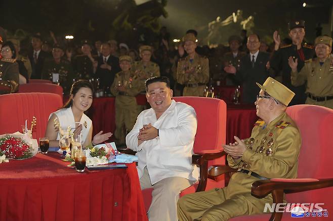 [평양=AP/뉴시스] 북한 조선중앙통신이 제공한 사진에 김정은(가운데) 국무위원장이 부인 리설주 여사와 함께 27일 평양에서 열린 6·25전쟁 정전협정 체결 69주년 기념식에 참석해 박수하고 있다. 북한은 6·25 한국전쟁 정전 체결을 미군에 승리했다고 주장하며 '조국 해방전쟁 승리의 날'(전승절)로 기념한다. 2022.07.28.