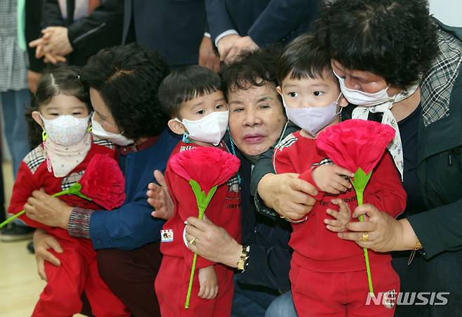 [부산=뉴시스] 하경민 기자 = 어버이 날인 8일 부산 연제구노인복지관에서 지역 어르신들이 카네이션을 선물한 어린이들을 안아주고 있다. 2023.05.08. yulnetphoto@newsis.com