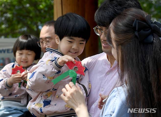 [광주=뉴시스] 변재훈 기자 = 광주 북구청 직장어린이집 원아들이 어버이날인 8일 광주 북구 용봉동 구청 광장 앞에서 직접 만든 종이 카네이션을 부모님께 드리고 있다. 2023.05.08. wisdom21@newsis.com