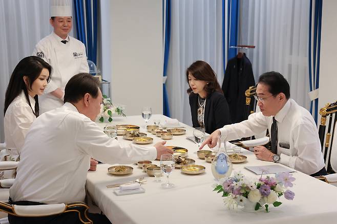 [서울=뉴시스] 윤석열 대통령과 부인 김건희 여사, 기시다 후미오 일본 총리와 부인 유코 여사가 7일 서울 용산구 한남동 대통령 관저에서 만찬을 하고 있다. (사진=대통령실 제공) 2023.05.07. photo@newsis.com *재판매 및 DB 금지