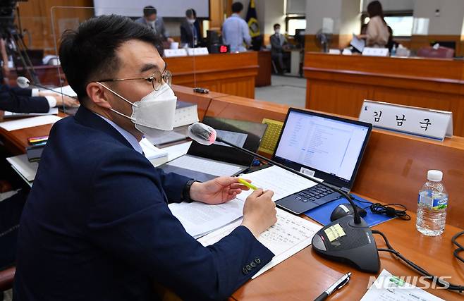 [서울=뉴시스] 국회사진기자단 = 김남국 더불어민주당 의원이 1일 서울 서초구 대법원에서 열린 국회 법제사법위원회 대법원(법원행정처), 사법연수원 등에 대한 국정감사에서 질의를 하고 있다. 2021.10.01. photo@newsis.com