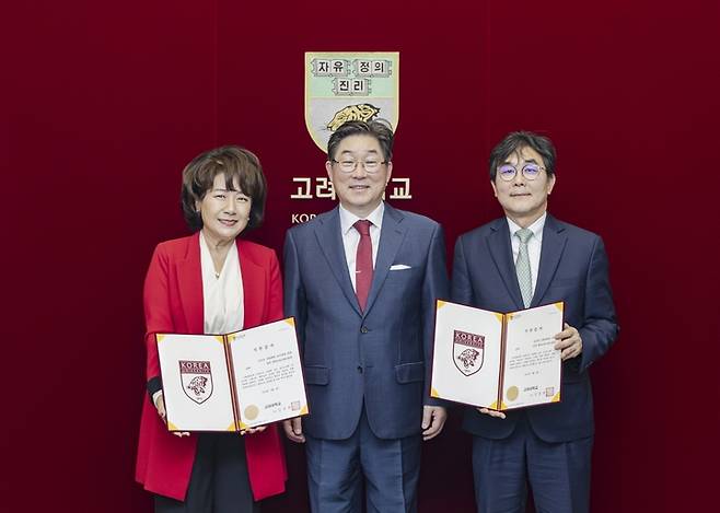 (왼쪽부터) 고려대 사범대학 김미숙 교우회장(옥캣월드대표), 김동원 총장, 김성일 사범대학장. 사진 고려대 *재판매 및 DB 금지