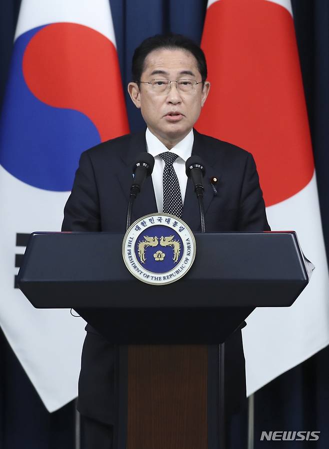 [서울=뉴시스] 전신 기자 = 기시다 후미오 일본 총리가 7일 서울 용산 대통령실 청사에서 한일 정상회담 공동기자회견을 하고 있다. 2023.05.07. photo1006@newsis.com