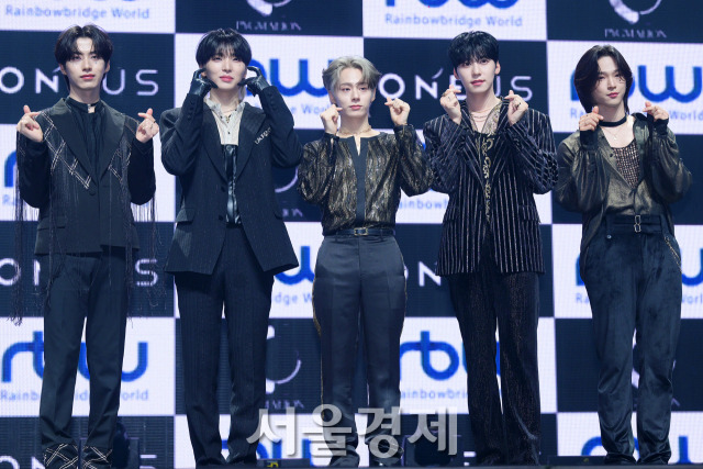 그룹 원어스(ONEUS) 시온, 서호, 환웅, 건희, 이도가 8일 오후 서울 광진구 예스24 라이브홀에서 열린 미니 9집 ‘피그말리온(PYGMALION)’ 쇼케이스에서 포즈를 취하고 있다. 김규빈 기자