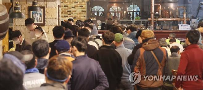 먹거리 가격 또 '들썩', 북적이는 한식부페 (서울=연합뉴스) 최재구 기자 = 27일 점심시간 서울 시내 한 한식부페가 비교적 저렴한 가격에 주변 직장인 등으로 붐비고 있다. 올해 들어 빵·과자·아이스크림·생수 등 가공식품에 이어 햄버거·치킨 등 외식 가격도 계속 오르고 있다. 외식·가공식품 등 먹거리는 지난해부터 공공요금과 함께 전체 소비자물가를 끌어올리는 주요 요인이다. 2023.3.27 jjaeck9@yna.co.kr