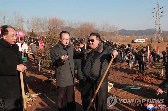 지난해 '북한 식목일' 맞아 화성지구에서 기념식수한 김정은 [조선중앙통신 연합뉴스 자료사진. 국내에서만 사용가능. 재배포 금지. For Use Only in the Republic of Korea. No Redistribution]