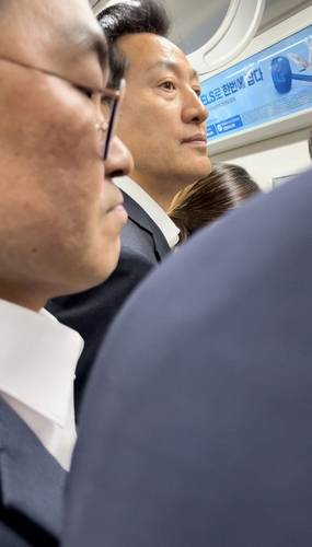 지하철 탄 오세훈 "9호선 신규 전동차 연말부터 투입" (서울=연합뉴스) 오세훈 서울시장이 8일 출근길 지하철 9호선을 타고 있다. 2023. 5.8 [오세훈 서울시장 페이스북 캡쳐]