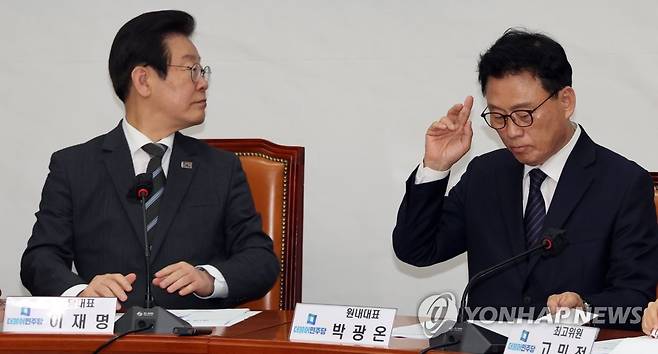 민주당, 중앙위원회의 개최 (서울=연합뉴스) 한상균 기자 = 민주당 이재명 대표가 8일 국회 당 사무실에서 중앙위원회의를 하고 있다. 2023.5.8 xyz@yna.co.kr