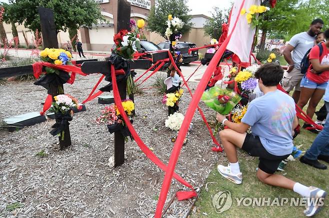 텍사스 총기 난사 현장에 놓인 꽃 [UPI=연합뉴스 자료사진. 재판매 및 DB 금지]