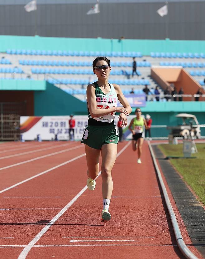 최경선, 여자 10,000ｍ 우승 (서울=연합뉴스) 최경선이 8일 경상북도 예천 스타디움에서 열린 KBS배 전국육상경기대회 여자 대학·일반부 10,000ｍ 결선에서 가장 먼저 결승선을 통과하고 있다. [대한육상연맹 제공. 재판매 및 DB금지]