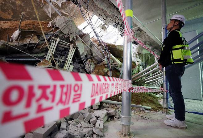 2일 오후 인천시 서구 검단신도시 모 아파트 신축 공사장에서 국토교통부 사고조사관이 현장 점검을 하고 있다. 이곳에서는 지난달 29일 지하 주차장 1∼2층의 지붕 구조물이 무너지는 사고가 발생했다. (사진=연합뉴스)