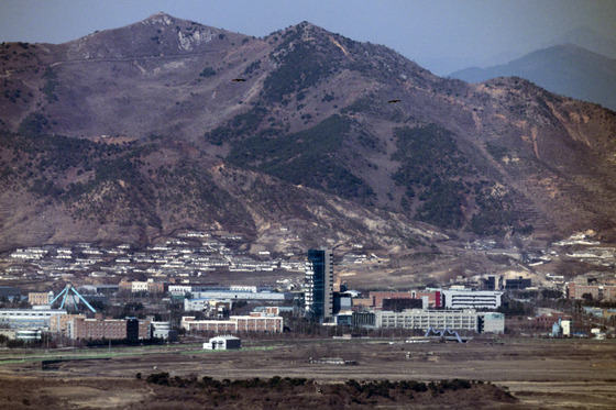 경기도 파주시 접경지역에서 바라본 서부전선 비무장지대(DMZ)와 개성공단 일대. 〈자료사진=연합뉴스〉