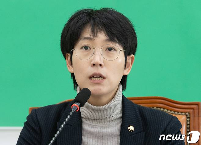 장혜영 정의당 원내수석부대표가 16일 오후 서울 여의도 국회에서 열린 긴급 의원총회에서 발언을 하고 있다. 2023.3.16/뉴스1 ⓒ News1 이재명 기자