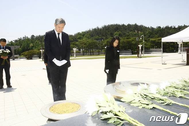 노태우 전 대통령의 장남 노재헌씨가 9일 광주 북구 국립 5·18민주묘지를 찾아 참배하고 있다. 2023.5.9/뉴스1 ⓒ News1 김태성 기자