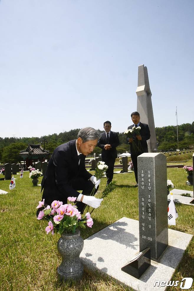 노태우 전 대통령의 장남 노재헌씨가 9일 광주 북구 국립 5·18민주묘지를 찾아 참배하고 있다. 2023.5.9/뉴스1 ⓒ News1 김태성 기자