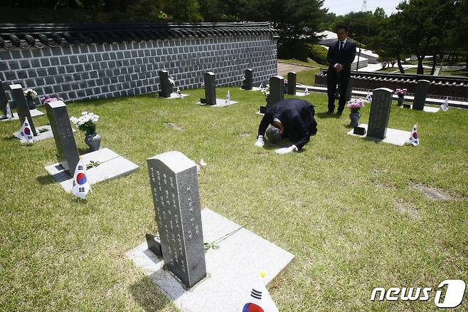 노태우 전 대통령의 장남 노재헌씨가 9일 광주 북구 국립 5·18민주묘지를 찾아 참배하고 있다. 2023.5.9/뉴스1 ⓒ News1 김태성 기자