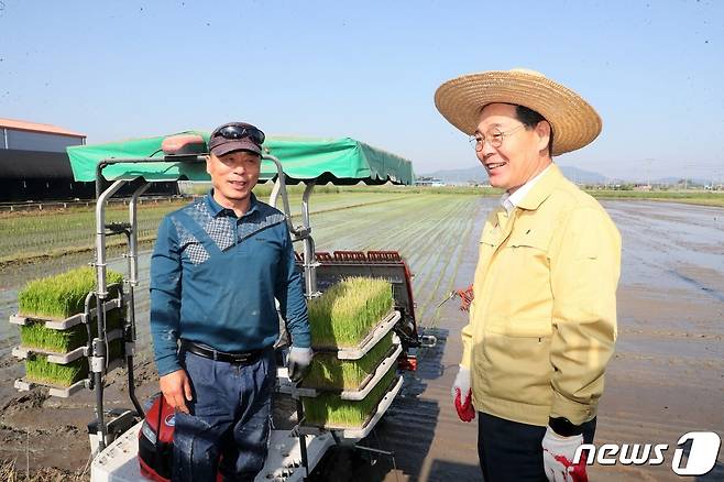 전북 부안군 행안면에서 9일 올해 첫 모내기가 시작됐다. 권익현 군수는 이날 행안면 삼간리 고형엽씨 농가의 모내기 현장을 방문해 이른 새벽부터 모내기에 여념이 없는 농가를 격려하고 이앙기를 직접 운전하며 모내기를 도우며 농가의 애로사항을 청취했다.(부안군 제공)2023.5.9/뉴스1