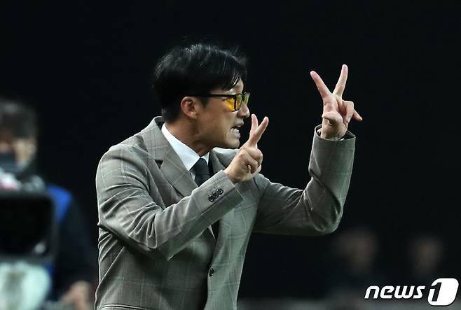 9일 서울 마포구 서울월드컵경기장에서 열린 프로축구 '2023 K리그1' FC서울과 광주FC의 경기에서 이정효 광주 FC 감독이 작전지시하고 있다. 203.5.9/뉴스1 ⓒ News1 이승배 기자