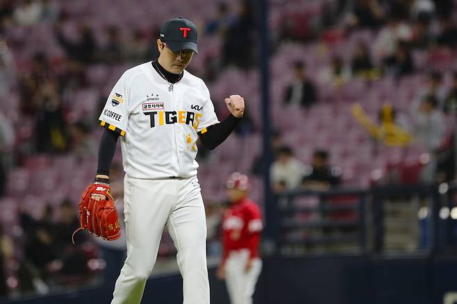 KIA 양현종이 9일 광주-기아 챔피언스 필드에서 열린 2023 KBO리그 정규시즌 SSG전에서 8회까지 무실점으로 막은 후 주먹을 불끈 쥐고 있다. 사진제공 | KIA 타이거즈