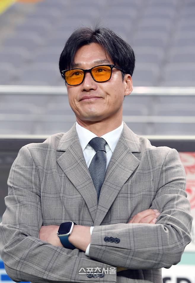 광주FC 이정효 감독이 9일 서울월드컵경기장에서 열린 2023 하나원큐 K리그1 FC서울과 경기에앞서 그라운드를 바라보고 있다. 2023. 5. 8.  박진업기자 upandup@sportsseoul.com