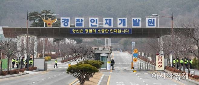 중국 우한 교민이 탑승한 전세기가 도착한 31일 우한 교민 임시 숙소로 지정된 충남 아산 경찰인재개발원 주변에 경찰병력이 경계근무를 서고 있다./아산=강진형 기자aymsdream@